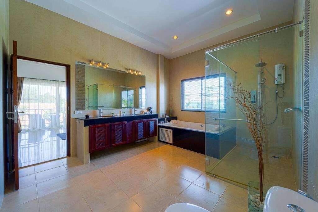 Villa Luxurious 5-bedroom Private Pool Villa! Pv5 HHQ